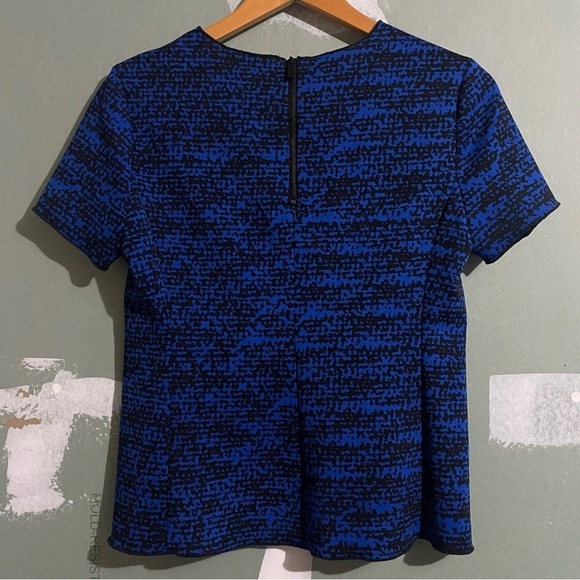 Vince Camuto Geometric Print Short Sleeve Round Neck Tee Shirt Blue Black - Picture 4 of 9